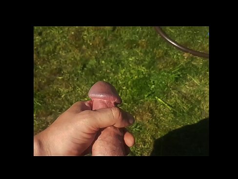 ❤️ Vroča lepotica dobi svojo rožnato pičko, ki jo jebe, in se zraven cmeri s curkom na poletnem vrtu ❤ Sex video na porno sl.extraclasswork.ru ❤